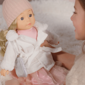 Кукла Чери пее и говори на български език, С бяло палто, 46 см