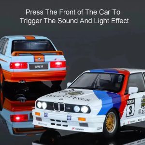 Метална кола BMW M3 E30 1:24 състезателен дизайн, бял, без опаковка