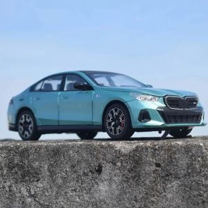 Метална кола BMW i5 M60 1:24, тюркоазена