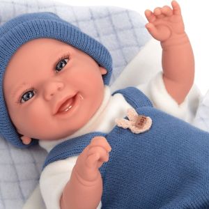 Усмихната кукла-бебе с тъмносиньо костюмче и одеялце, реално тегло - 35 см