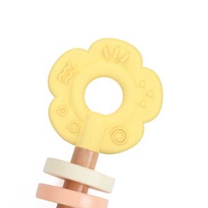 Сензорна дървена играчка-гризалка Цвете Classic World за бебета от 0+ месеца
