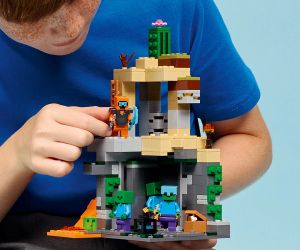 LEGO Minecraft 21587 – Занданът на зомбитата, 284 части