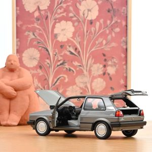 Метална кола Volkswagen Golf II CL 1989 1:18 – Norev
