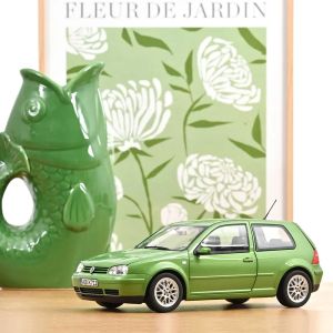 Метална кола Volkswagen Golf IV 1:18 – зелен, Norev